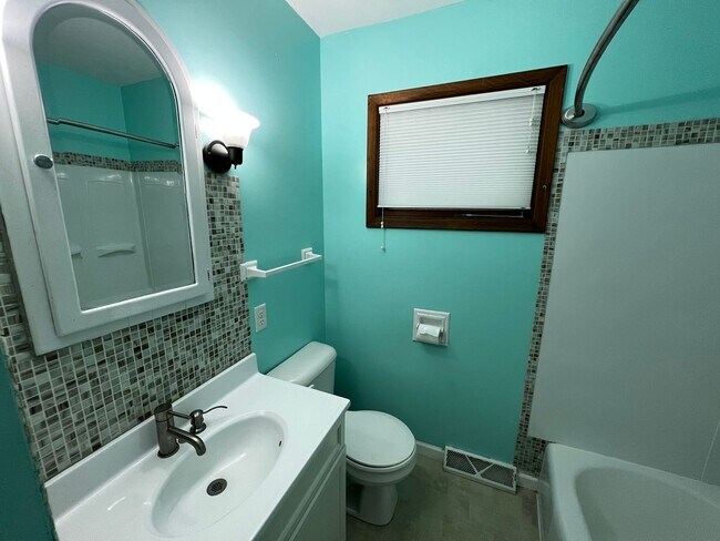 Building Photo - 3 Bedroom 2 Bath House For Rent