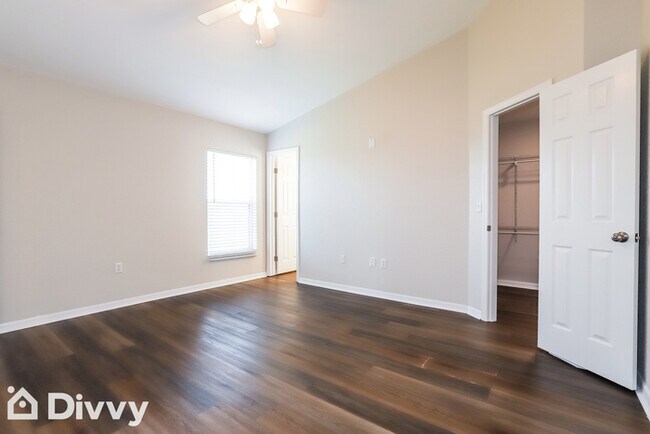 Building Photo - 3801 Country Bend E