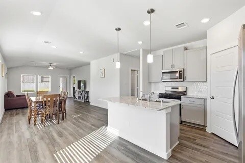 Building Photo - 216 Shore Pointe Ct