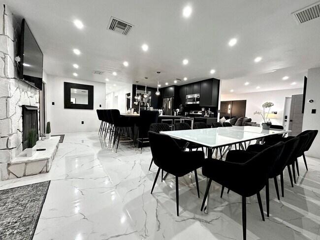 Building Photo - 5700 Saddlebrook Way