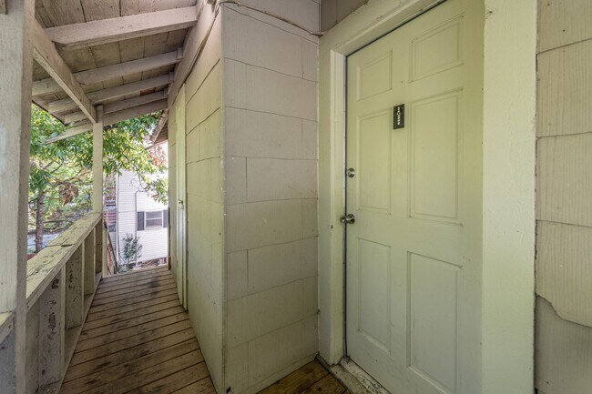 Building Photo - 327 Eleanor Ave