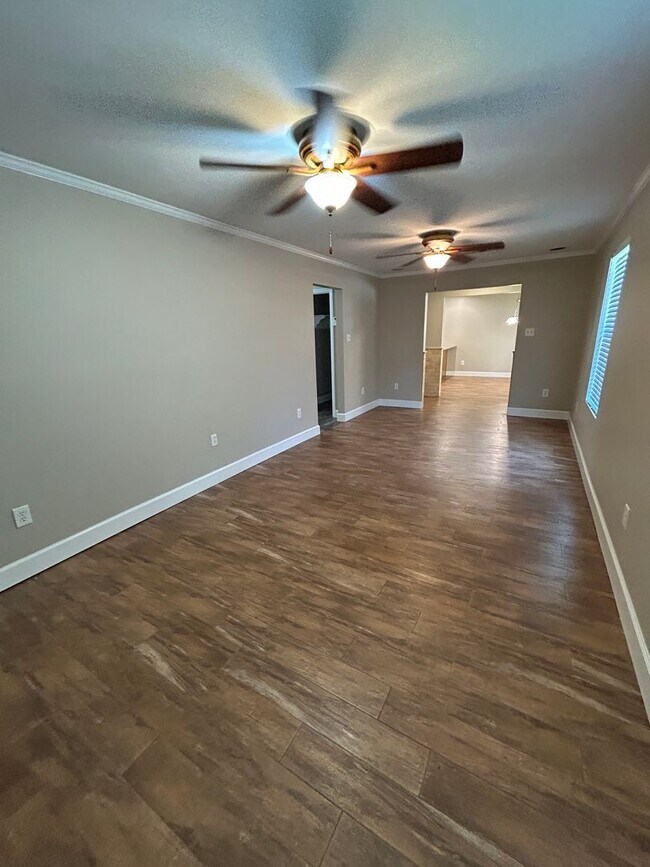 Building Photo - Charming 2 Bedroom/2.5 Bathroom home in Sandfly