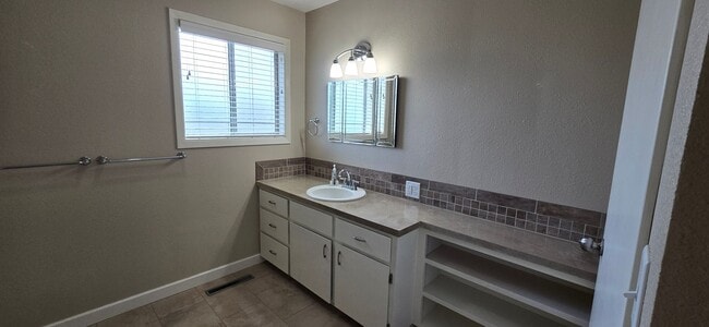 Building Photo - Well Maintained, Centrally Located 3 Bedro...
