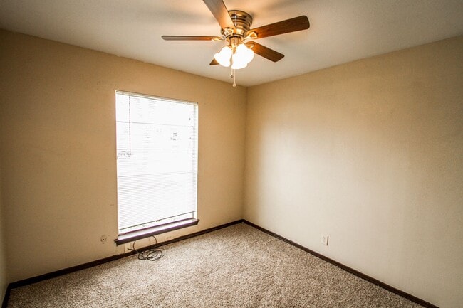 Building Photo - Your Family Home Near Dowtown