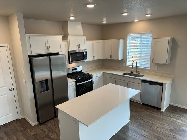 Building Photo - 4 bedroom 2.5 bathroom home!