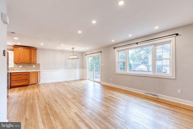 Building Photo - 617 Oak Ln