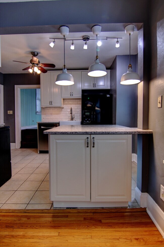 Large island - 5427 Xerxes Ave S