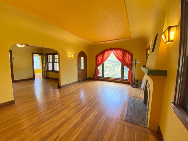 Building Photo - CHARMING! BACKYARD OASIS! REAL HARDWOOD FLOORS! FULL SIZED WASHER/DRYER! OFF OF ADAMS AVE!