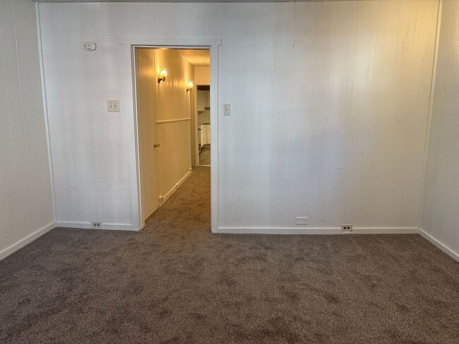 Building Photo - Spacious 4 Bedroom, 1.5 Bath House With Yard-York City SD