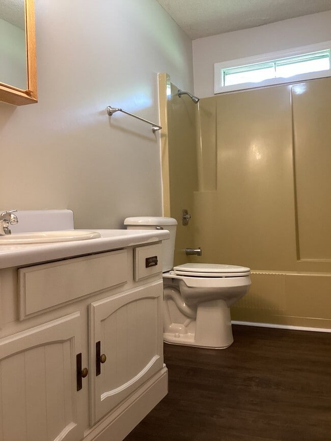 Building Photo - Lovely 3-Bedroom, 2-Bathroom Ranch