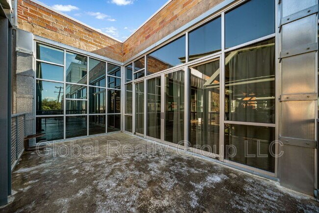 Building Photo - 1339 S Flores St