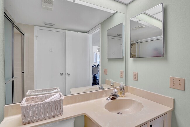 Building Photo - 6080 Bahia Del Mar Cir