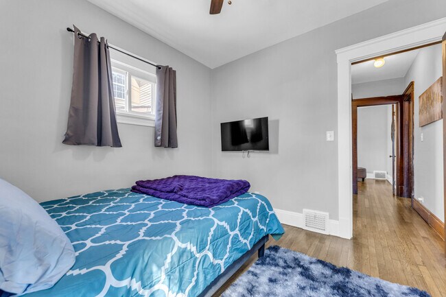 Building Photo - 10617 Bernard Ave