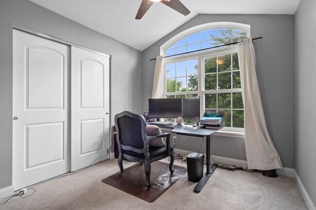 Building Photo - Stunning 4-bedroom, 2.5-bathroom rental of...