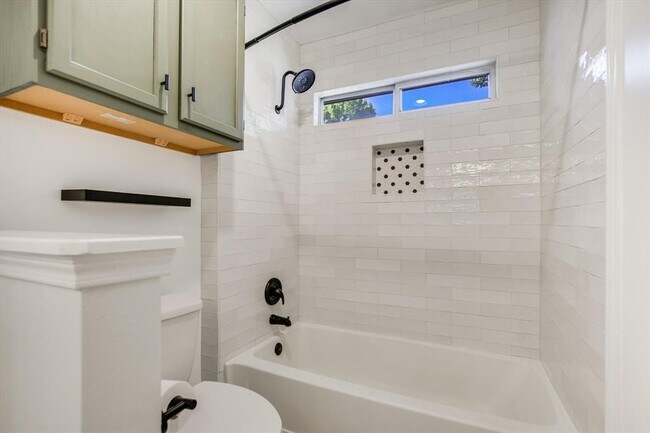 Building Photo - 906 Iris Dr