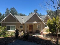 Building Photo - Beautiful 3 Bedroom/2 Bathroom Plus Bonus Room in Ben Lomond