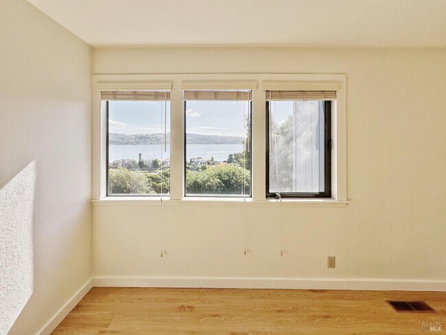 Building Photo - 172 Great Cir Dr