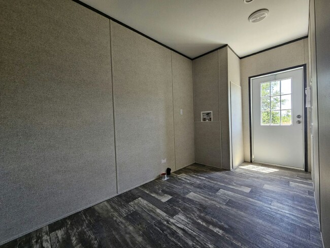 Building Photo - 6721 Hidden Oaks Dr