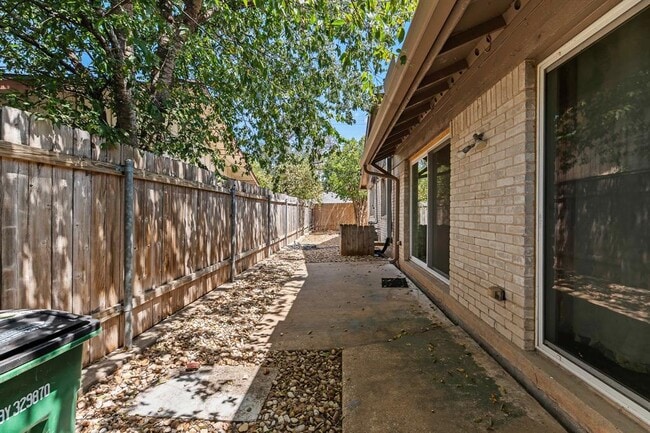 Building Photo - 9011 Quail Valley Dr
