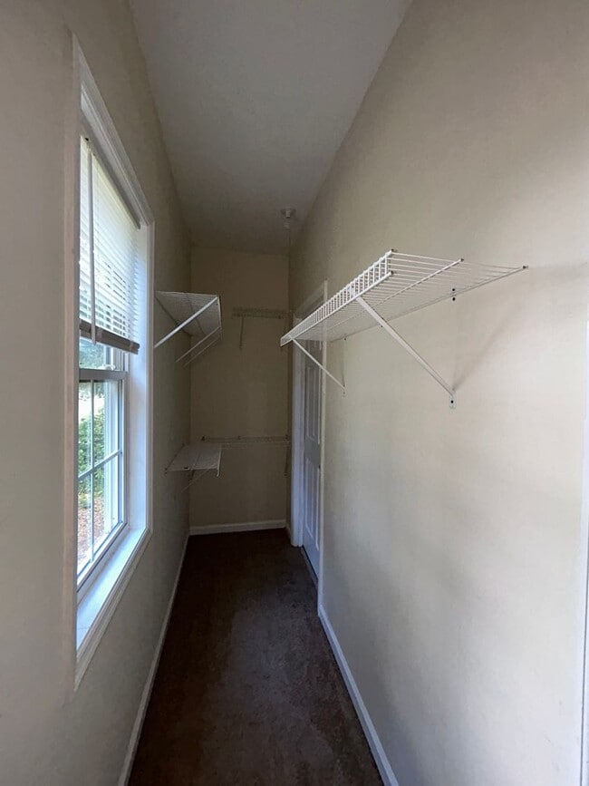 Building Photo - 108 Banks St