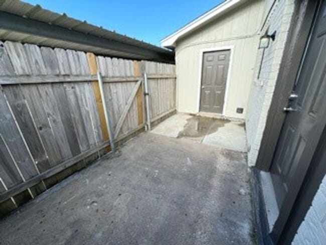 Building Photo - 6015 Bedford Dr