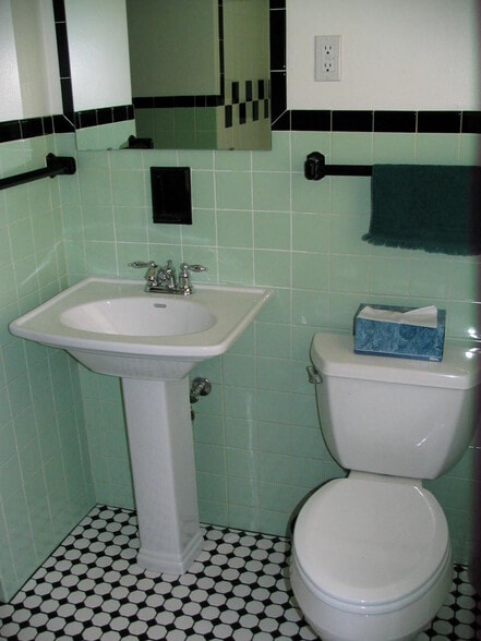 Building Photo - 1205 W Bloomington Rd