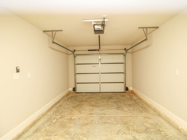 Building Photo - Athens City Townhouse with Garage!!