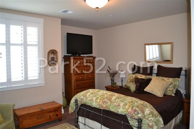 Building Photo - 1 Bed 1.5 Bath Theater District Condo + Am...