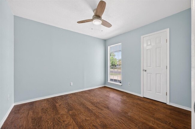 Building Photo - 10004 Woodhaven Dr