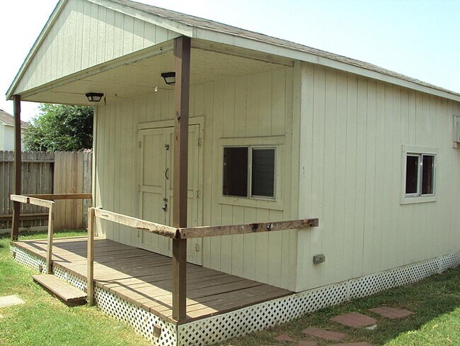 Building Photo - 7411 Village Lake Dr