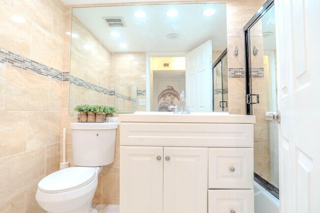 Building Photo - 3760 Inverrary Dr