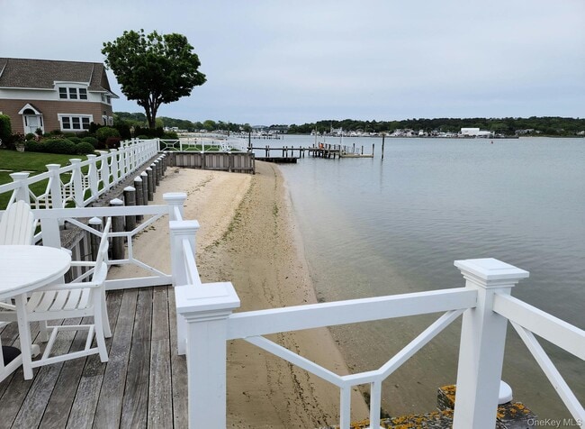 Building Photo - 62 Canoe Place Rd