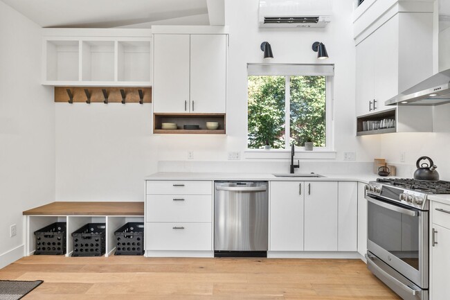 Building Photo - 142 SW Roosevelt Ave