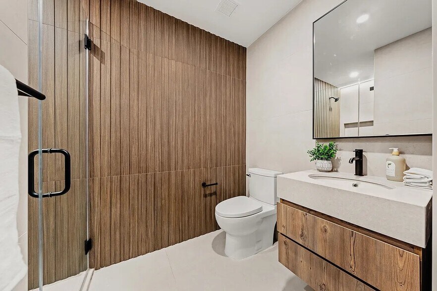 Building Photo - 313 E 17th St