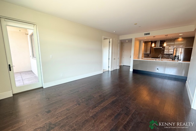 Building Photo - Spacious 2 Bedroom Condo in Prime Burlinga...