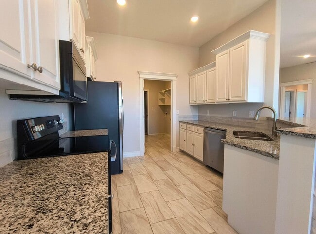 Building Photo - Charming 4 bedroom, 2 bath home AVAILABLE NOW!