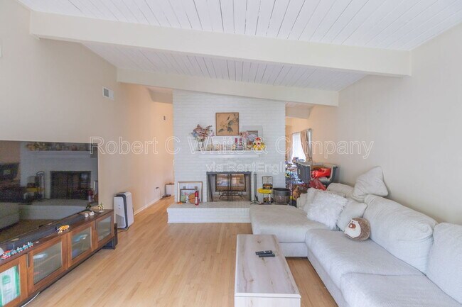 Building Photo - 102 Ledgebrook Dr