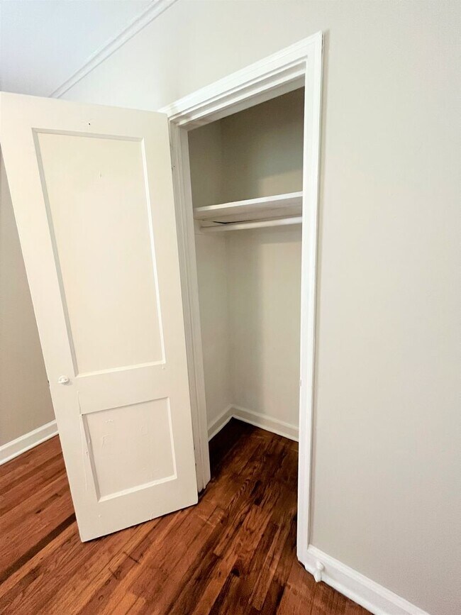 Building Photo - 204 SE Lakewood Dr