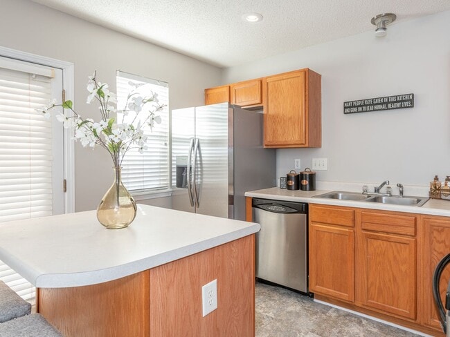 Building Photo - Super Townhouse with 2 MASTER BEDROOMS!