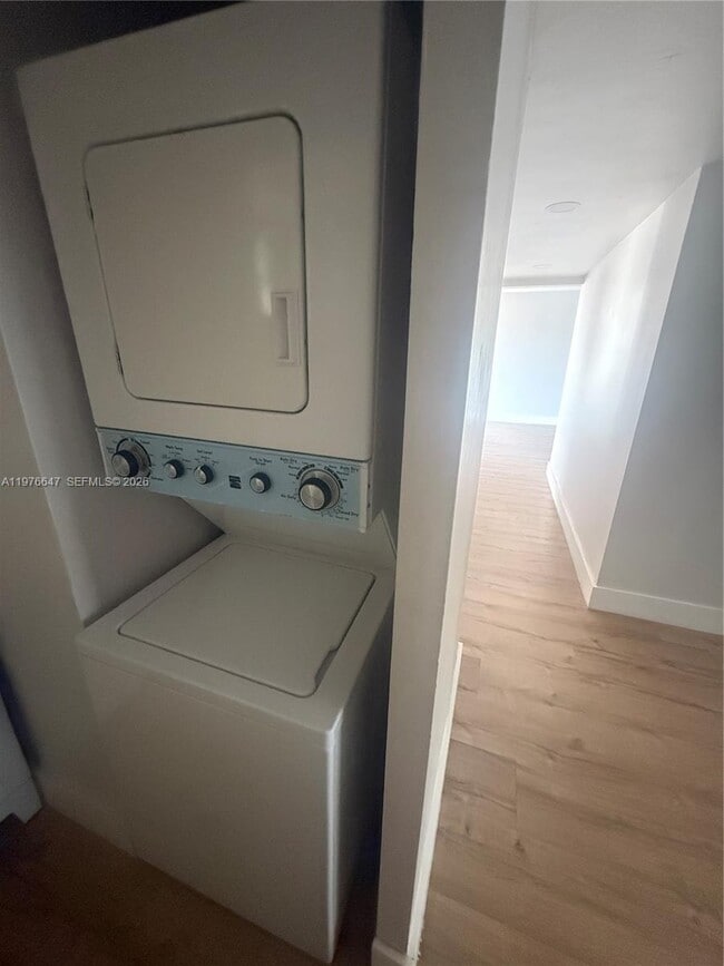 Building Photo - 8820 Fontainebleau Blvd