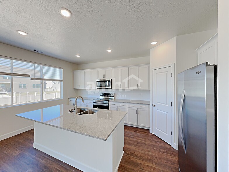 Building Photo - 321 North St