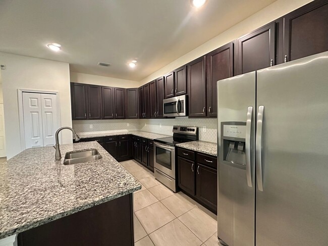 Building Photo - Huge Screened Lanai! Modern & Spacious 4 Bed 2 Bath