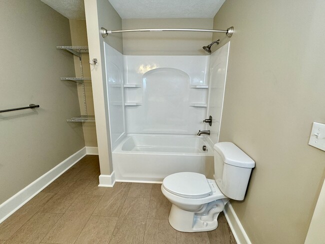 Building Photo - 1026 W 7th St