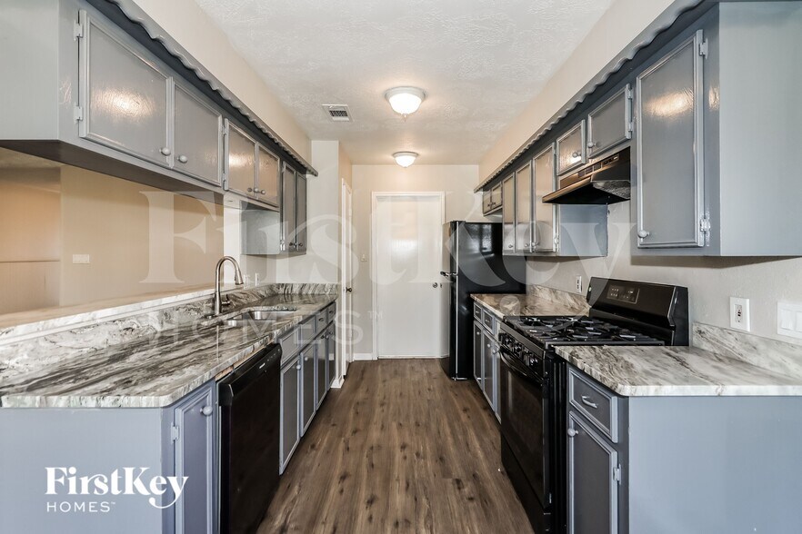 Building Photo - 2606 N Spring Dr