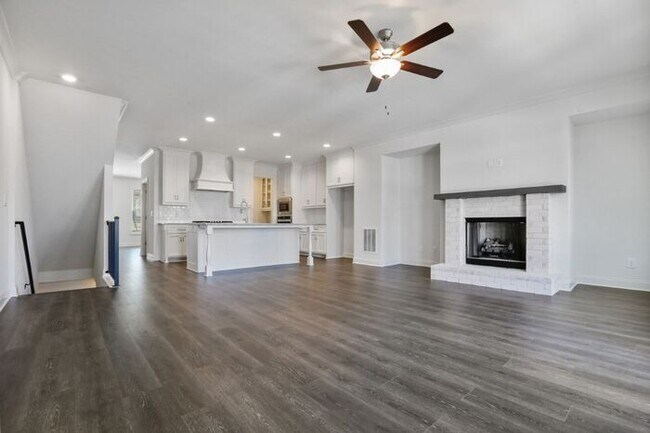 Building Photo - READY!!! 3 bedroom Townhome at South Lawn - Lawrenceville