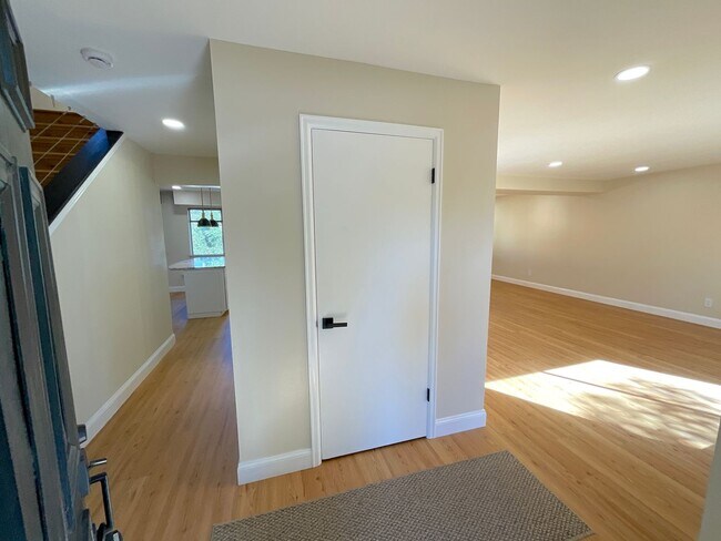 Building Photo - 4 Bedroom Home Available Near E Cheyenne M...