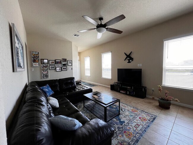 Building Photo - Room in House on Devils River