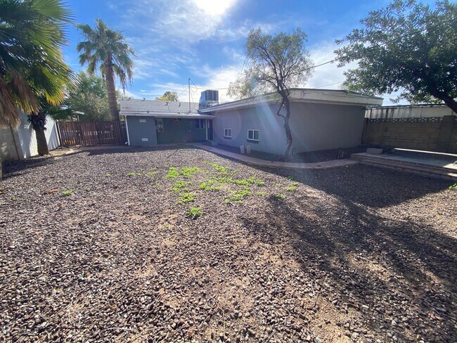 Building Photo - 2032 W Medlock Dr