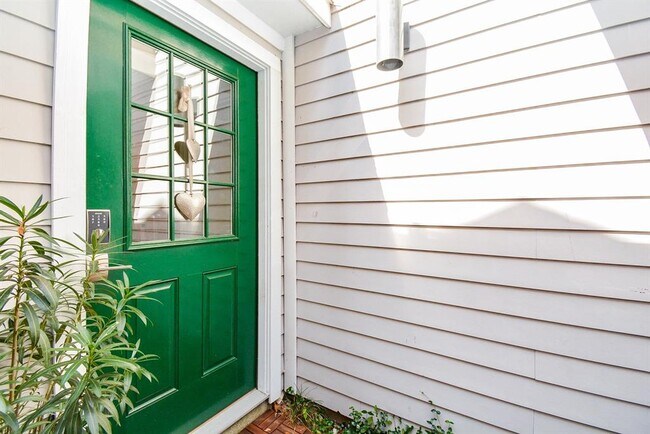 Building Photo - 2600 Nantucket Dr