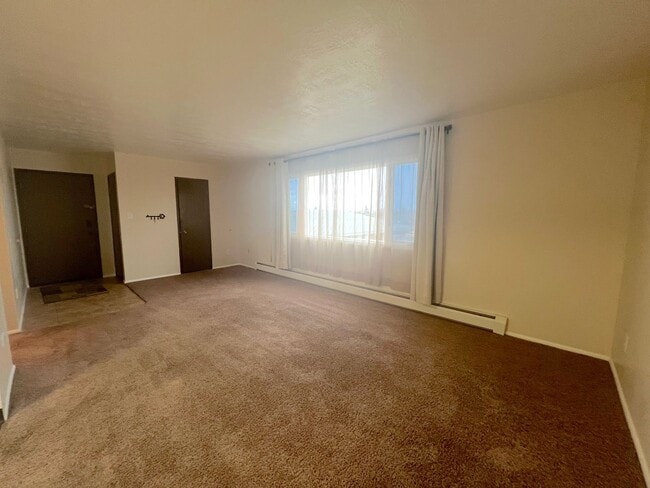 Building Photo - Extra Large 2 bedroom 1.5 Bath Centrally L...